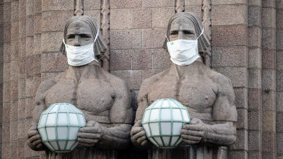 Munskydd på granitskulpturerna på Helsingfors centralstation.