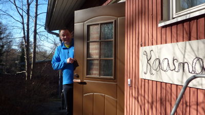 Ledande socialarbetare Harald Holmström utanför stödserviceenheten i Lojo.