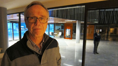 Jouko Högmander berättade om den utredning Forststyrelsen gjort om en nationapark i Porkala på en infokväll i kommunhuset.