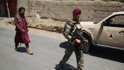 En afghans soldat på patrull i Alishang.
