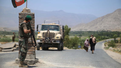 En soldat vaktar infarten till staden Alishang i Laghman-provinsen efter att elitstyrkor återtog staden från talibangerillan.