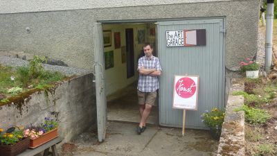 Alan Hogan står utanför sitt art garage