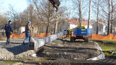 Monteringen av Schjerfbecks monument i skepparträdgården