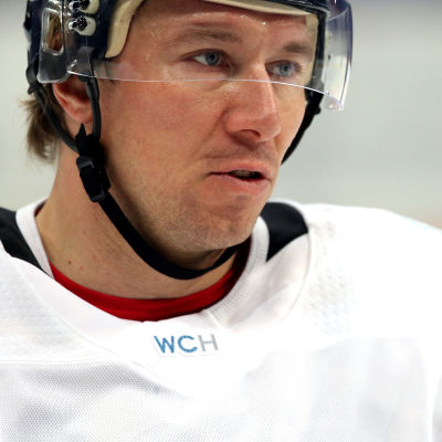 Närbild på ishockeyspelaren Jussi Jokinen.