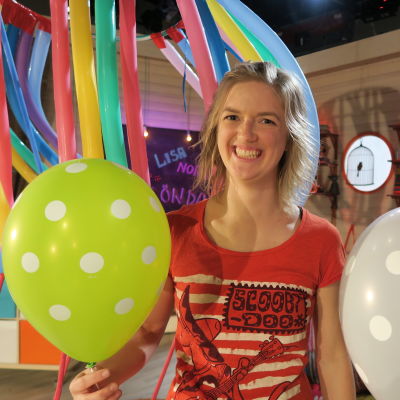 Lisa Gerkman poserar med ballonger i BUU-klubbens tv-studio