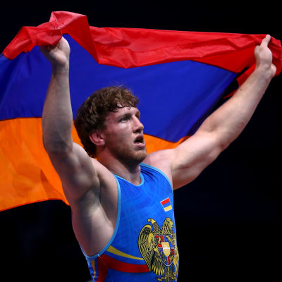 Artur Aleksanjan juhlii Armenian lipun kanssa.