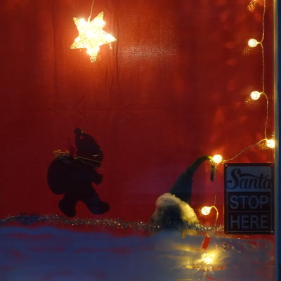 Juldekorationer i ett fönster i Gamla stan i Ekenäs.