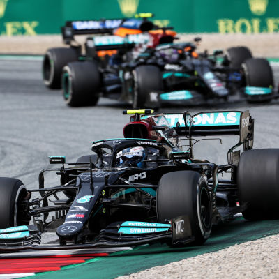 Valtteri Bottas kör på en formelbana.
