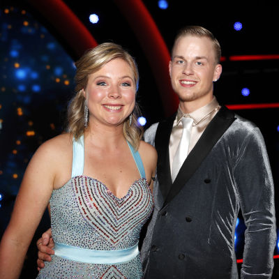 Maren Lundby på bild med dansparet Philip Raabe.