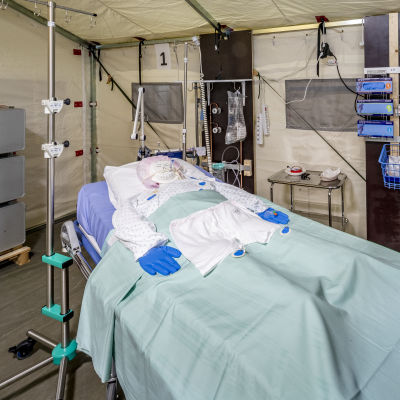 En sjukhussäng i ett tält. 