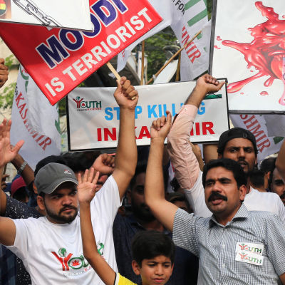 Kashmirbor protesterar mot hävd autonomi
