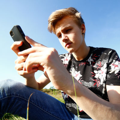 Ungdom som använder mobiltelefon.