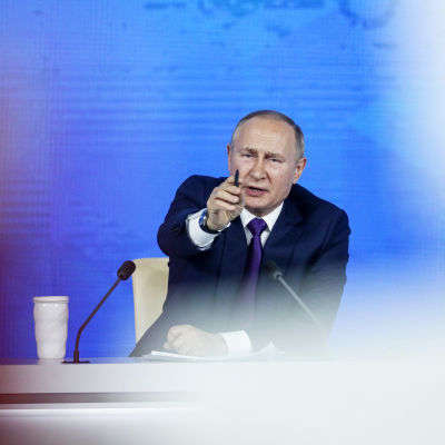 Vladimir Putin puhui lehdistötilaisuudessa ja osoitti sormella yleisöön.