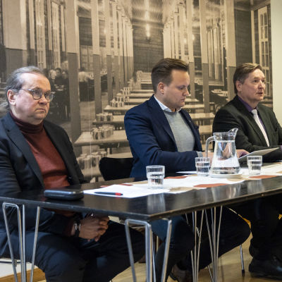 Jari Saarinen, Aleksi Eskelinen, Markku Rossi ja Heikki Miettinen tiedostustilaisuudessa Kuopion valtuustotalolla.