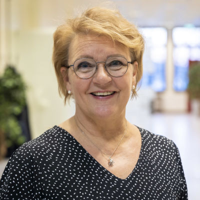 Leila Pekkanen, Ylä-Savon sotekuntayhtymän toimitusjohtaja seisomassa Pohjois-Savon liiton tiloissa.