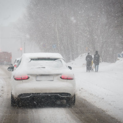 Luminen henkilöautoliikenteessä nähtynä takaapäin.
