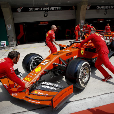 En Ferrari rullas in i garaget