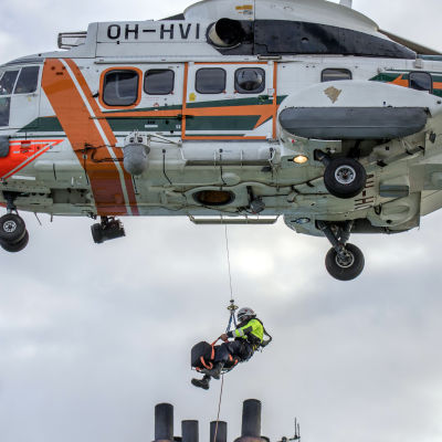 Räddningshelikopter hämtar patient.