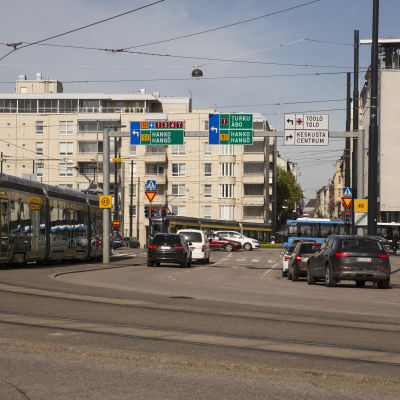 Helsingfors centrum. På bilden syns både bilar och en spårvagn. 