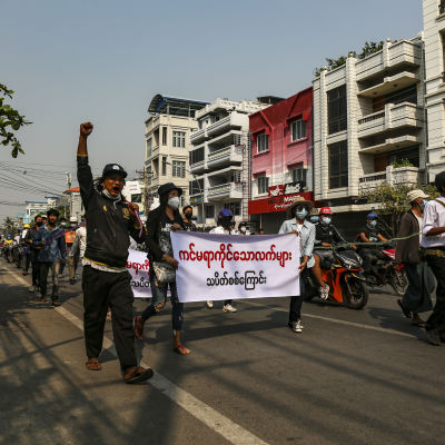 Sotilasvallankaappausta vastustavia mielenosoittajia marssii kadulla Myanmarin Mandalayssa. 