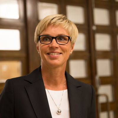 Veronica Rehn-Kivi tittar åt sidan och ler.