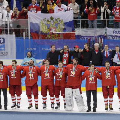 De ryska ishockeyspelarna sjön sin nationalsång, vilket inte var tillåtet.
