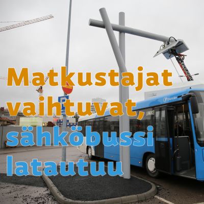 Sähköbussi pikalataustolpassa