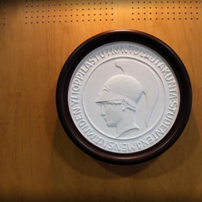 Jokaiseen ylioppilastodistukseen kohopainettu logo on Pallas Athene, kreikkalaisen mytologian viisauden, tieteen ja taiteen jumalatar.