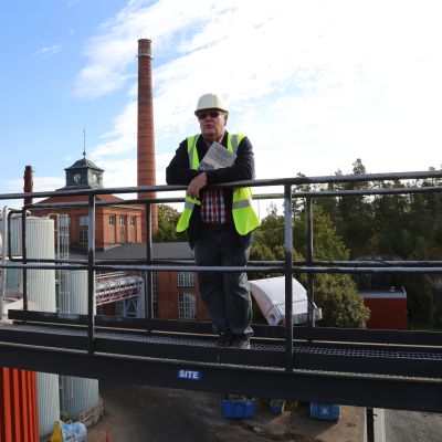 Heikki J. Oksanen Karhulan kartonkitehtaan katolla.