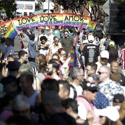 Människor som samlats till minnet av 50-årsdagen av Stonewall-upproret i New York.