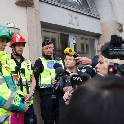 Göteborgin pelastusviranomaiset ja poliisi pitivät tiedotustilaisuuden kerrostaloräjähdyksen jälkeen 28. syyskuuta.