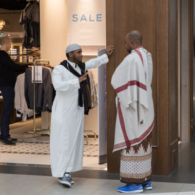 Två muslimska män invid en butik i Östra centrum.