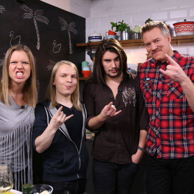 Sonja Kailassaari, Jesper Welroos, André Linman och Mårten Svartström poserar i ett kök