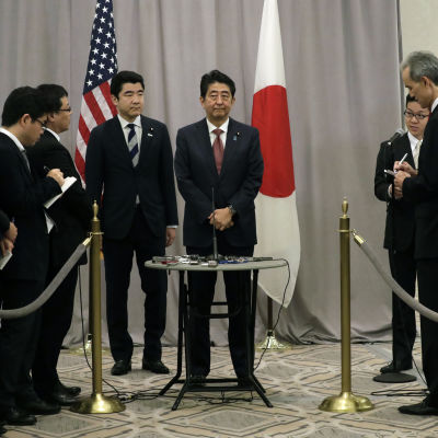 Shinzo Abe håller presskonferens efter mötet med Donald Trump.