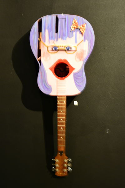 Konstverket "Guldstrupen" - en målad gitarr