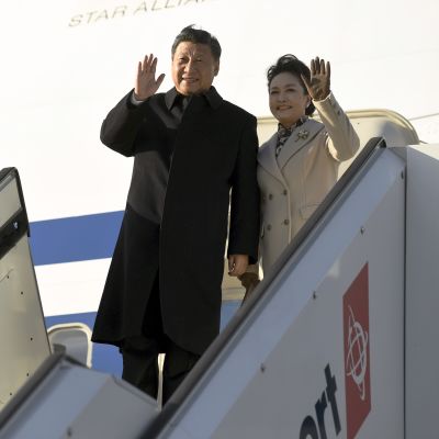 Kinas president Xi Jinping med hustru stiger ut ur ett flygplan