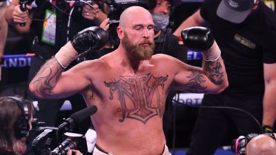 Robert Helenius poserar efter sin seger över Kownacki