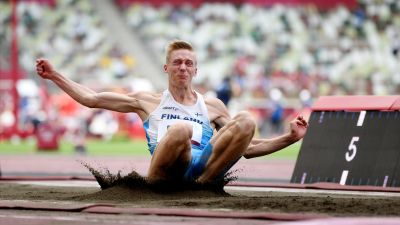 Kristian Pulli landar i längdhoppsgropen.