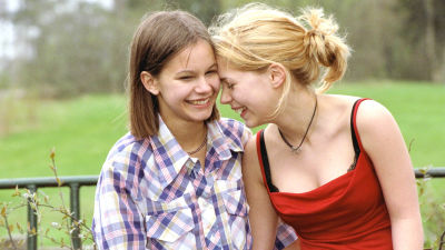 Agnes (Rebecca Liljeberg) och Elin (Alexandra Dahlström)