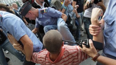 Polisen griper demonstranter i Moskva den 31 juli 2009.