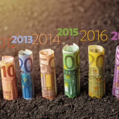 hoprullade sedlar och årtalen 2011, 2012, 2013, 2014, 2015, 2016, 2017 i text ovanför