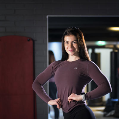 Pernilla Böckerman poserar på gymmet.