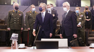 Natos generalsekreterare Jens Stoltenberg och Rysslands viceutrikesminister Alexander Grusjko