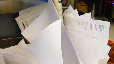 Kontors- och tidningspapper i papperskorg