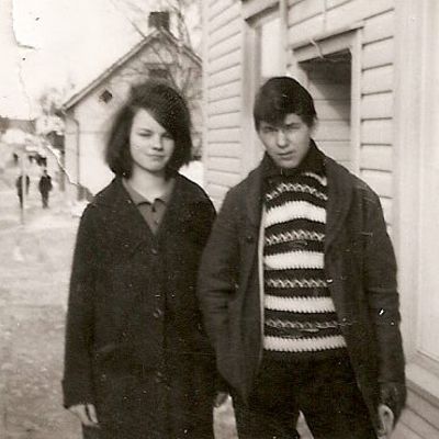 Vanha valokuva, jossa Tuure Kilpeläisen isä Tero Kilpeläinen ja kuhmolainen Terttu Ohtonen 60-luvulla Kuhmossa.