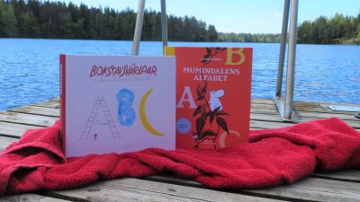 Två ABC-böcker för barn på brygga.