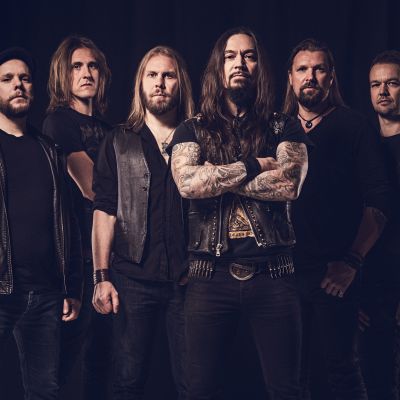 Metalliyhtye Amorphisin kuusi miespuolista jäsentä yhteiskuvassa.