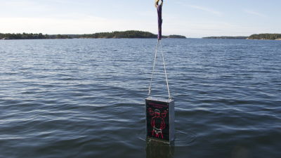 Svenska Freds kampanjskylt sänks ned i Östersjön