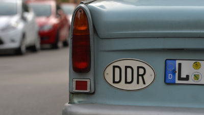 En Trabant från DDR-tiden med beteckningen L för Leipzig på registerplåten.