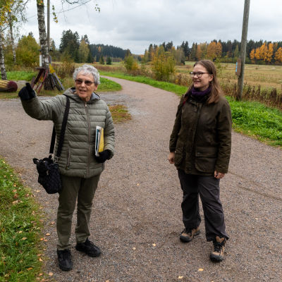 Gunilla Eklöf och Charlotta Engblom ser ut över åkrar.